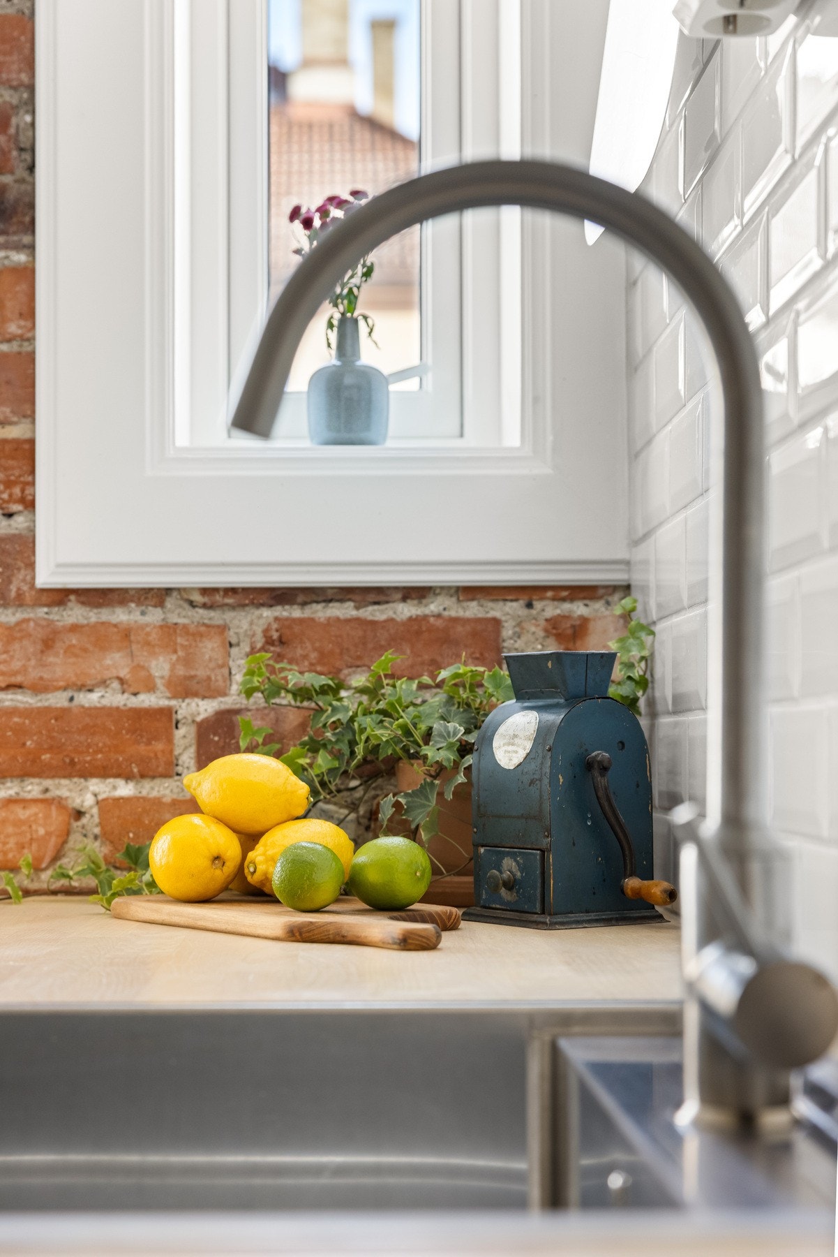 Flislagt backsplash og belysning under overskap. Galleribilde