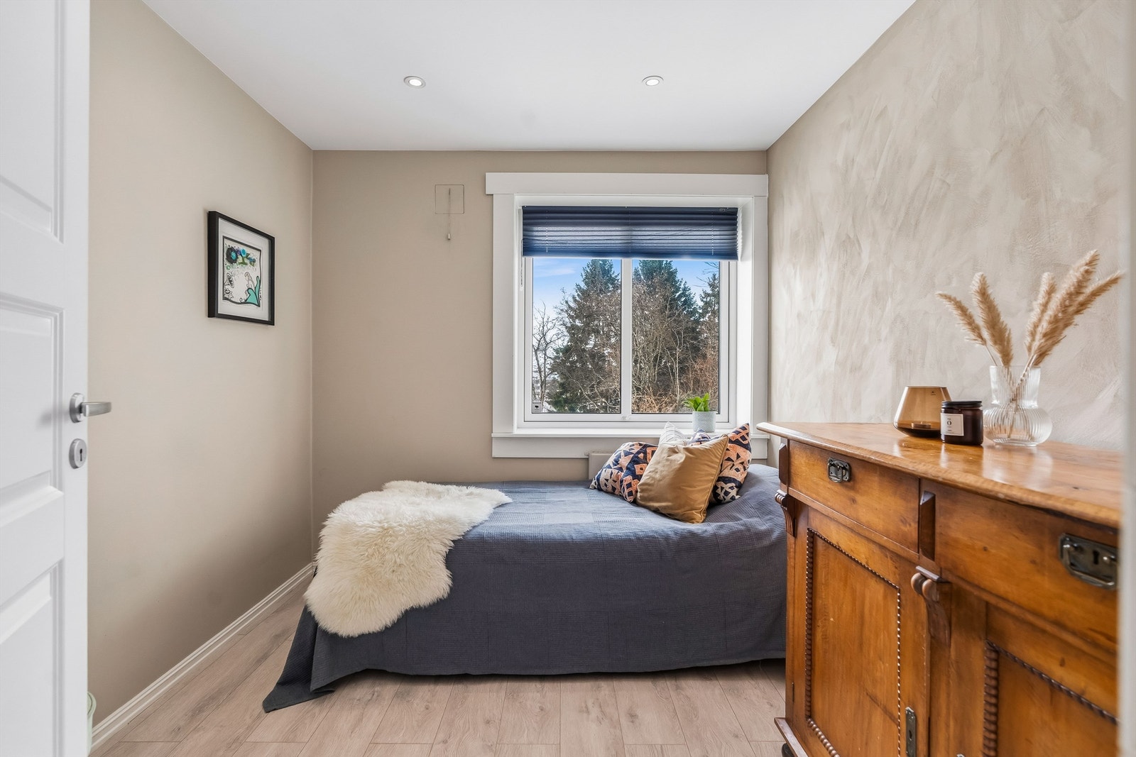 Soverom 2 med downlights i tak. Galleribilde