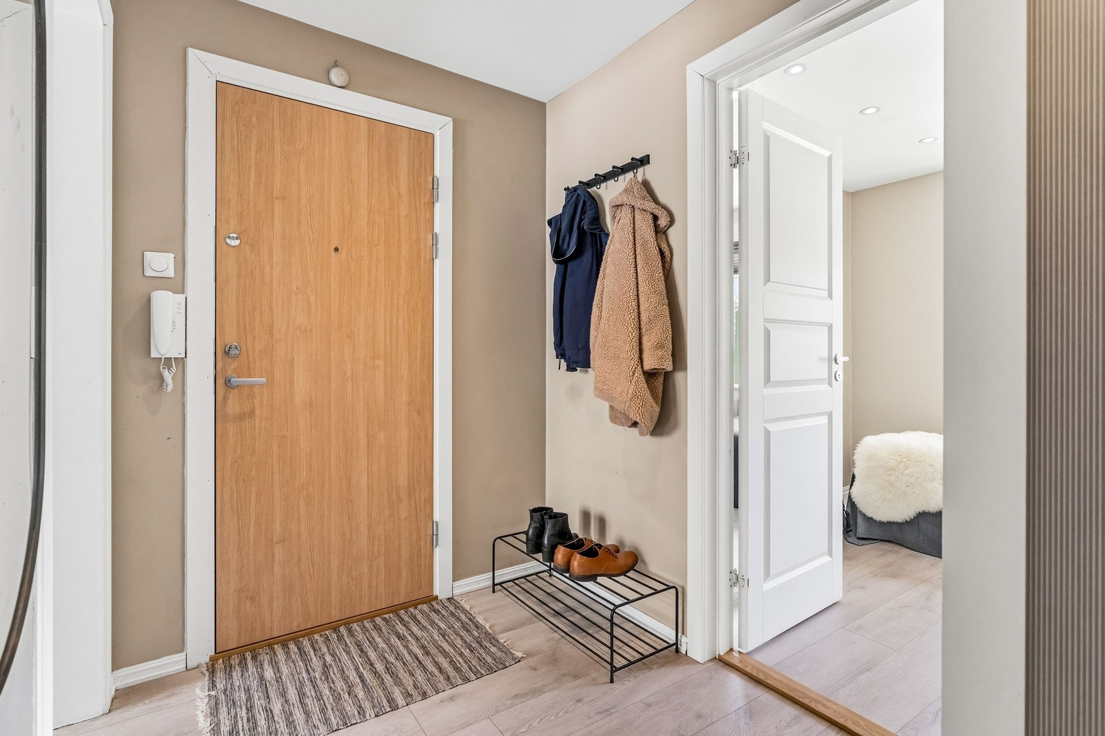 Ny inngangsdør i 2024. Leiligheten er tilknyttet felles callinganlegg. Galleribilde