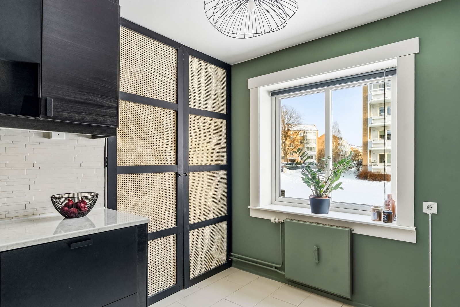 Bak dørene skjuler det seg plass og opplegg til vaskemaskin. Galleribilde