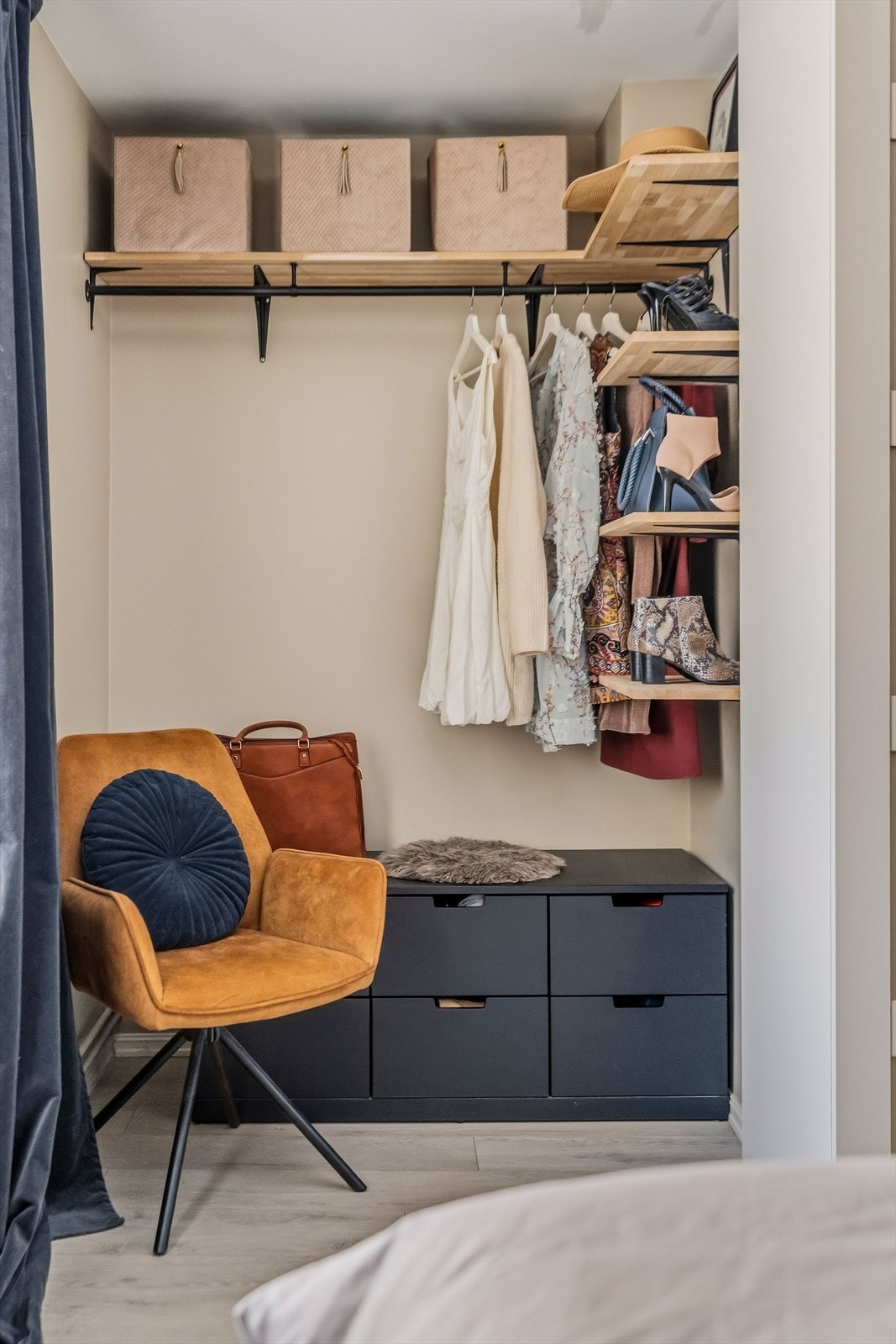 Åpen garderobeløsning med hyller og stang. Her kan du kanskje også få plass til et hjemmekontor Galleribilde