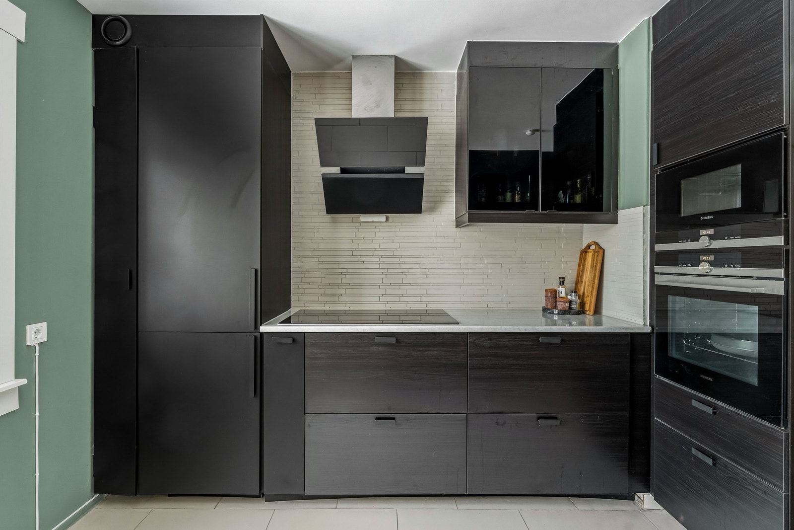 Det er integrerte hvitevarer med koketopp med induksjon, stekeovn, mikrobølgeovn, kombinert kjøl/frys og oppvaskmaskin. Galleribilde