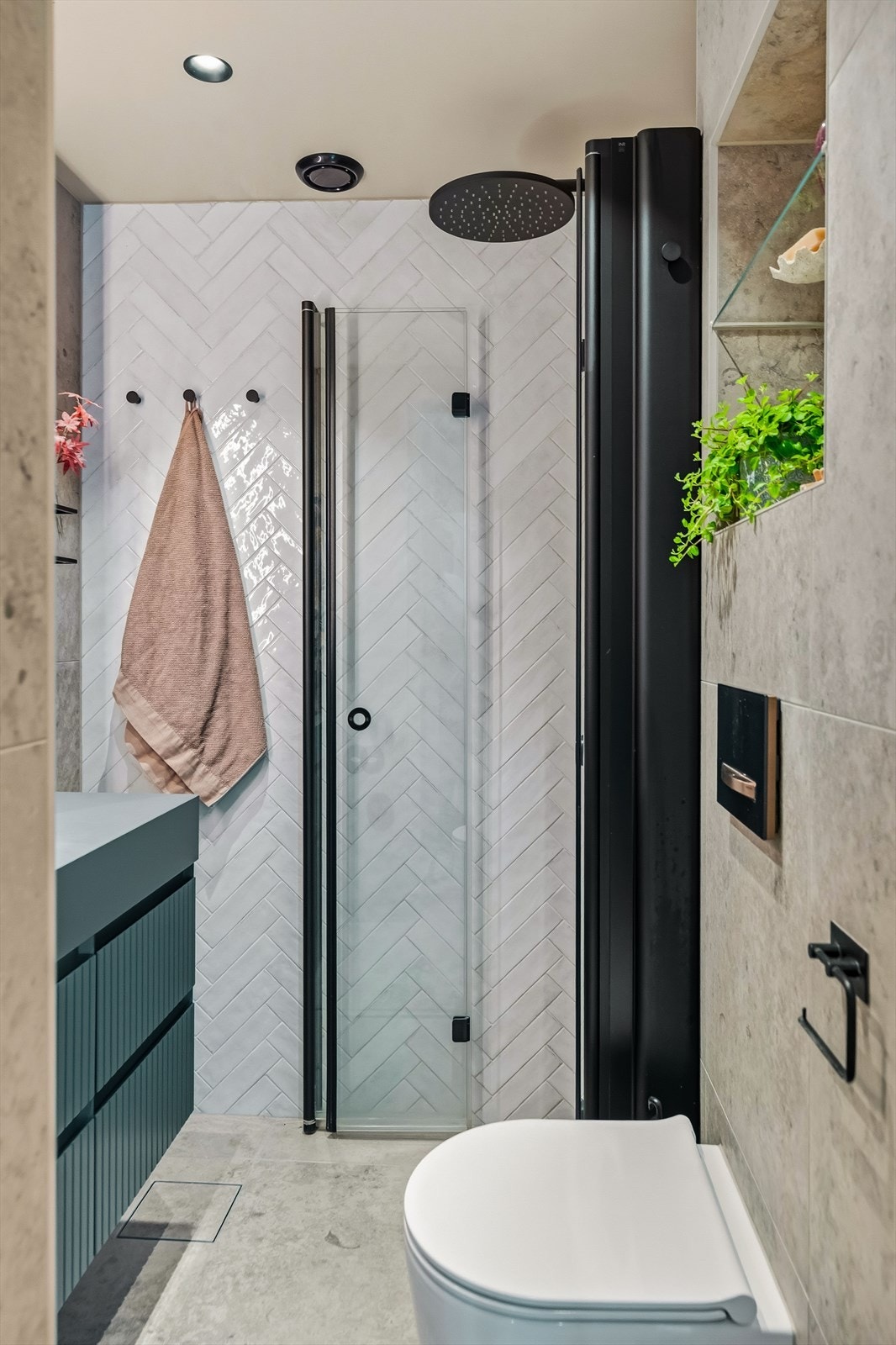 Dusjnisje med dusjdører i glass fra INR, blandebatteri og regndusj fra Tapwell. Galleribilde