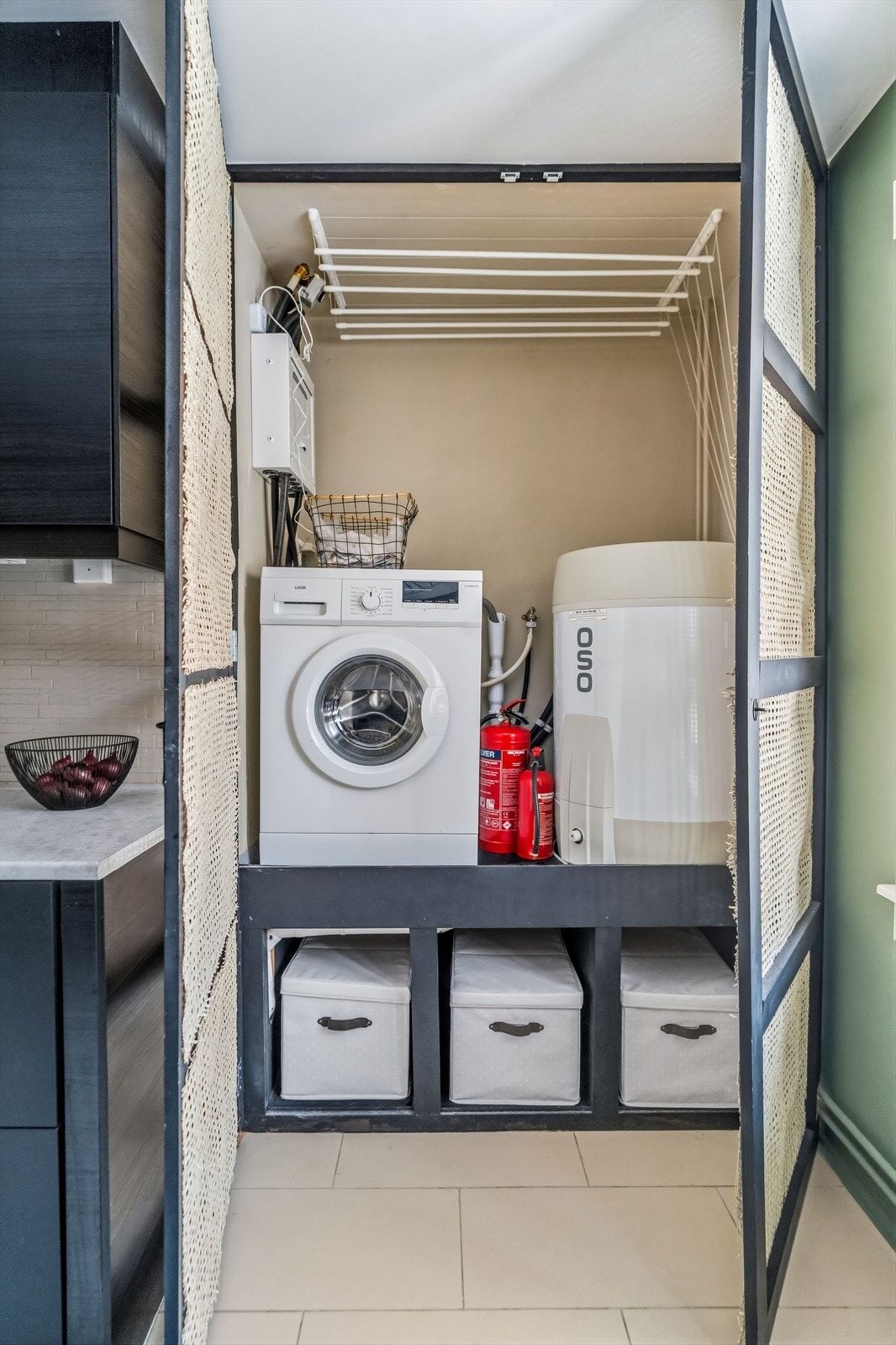 Her er vaskenisjen. Kjempe praktisk med oppbevaringsmuligheter, og stang til å henge opp og tørke klær Galleribilde