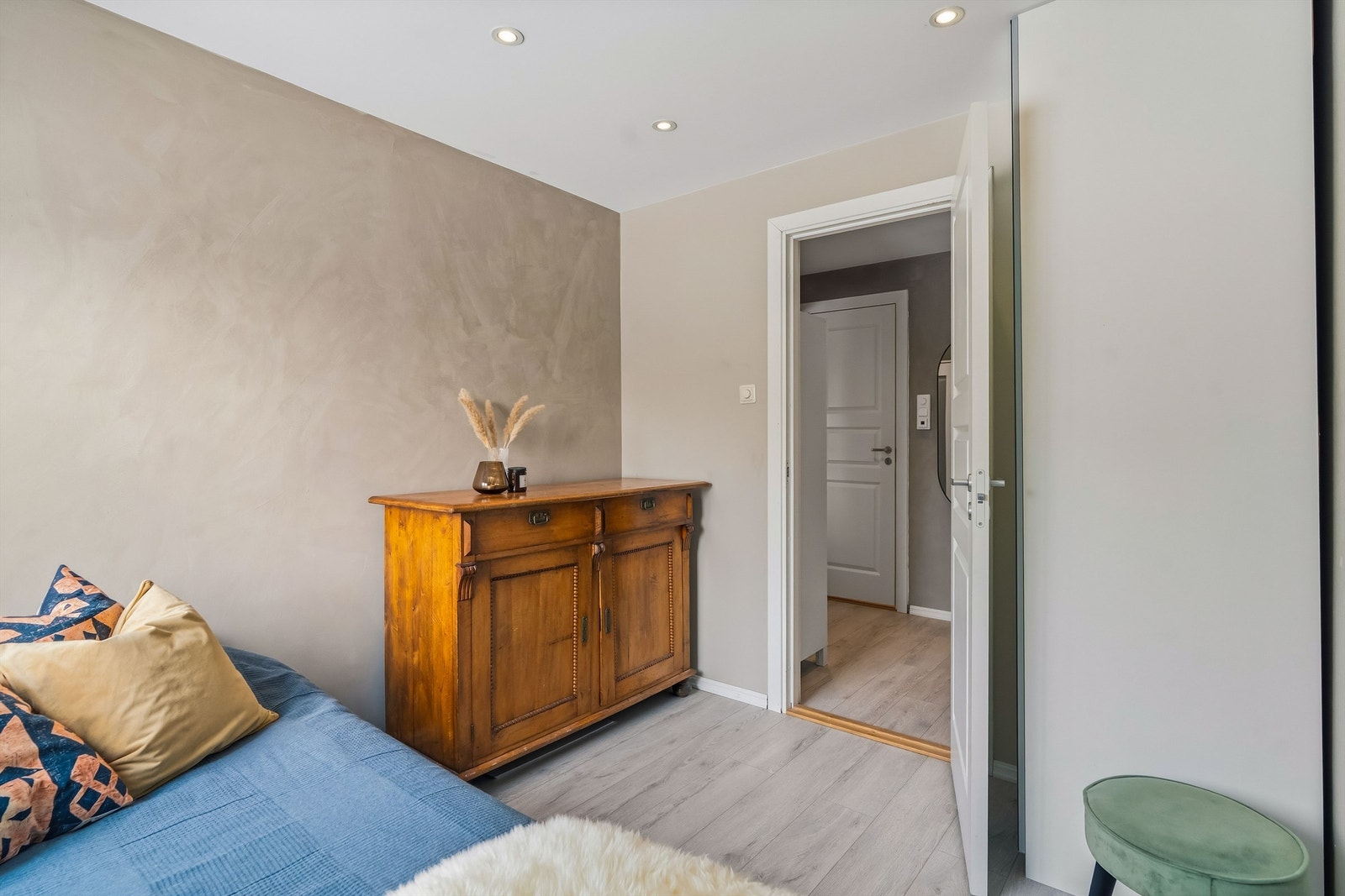 Soverom 2 har et frittstående garderobeskap som følger med Galleribilde