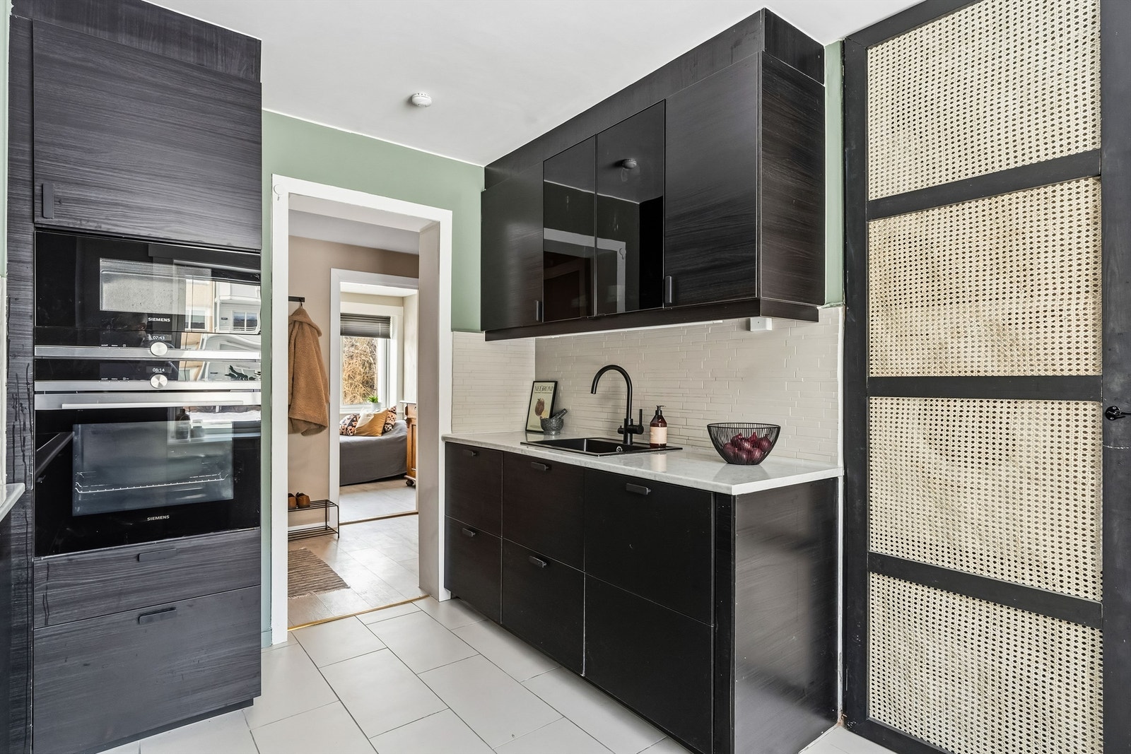 Dagens eier har gjort oppgraderinger i 2023, med ekstra skrog/skap og integrert kjøleskap. Det er ny oppvaskmaskin i 2025 med ny front. Kjøkkenet ble ellers malt i 2025. Ny lyslist under kjøkkenskap, ny kjøkkenkran og komfyrvakt i 2026. Galleribilde