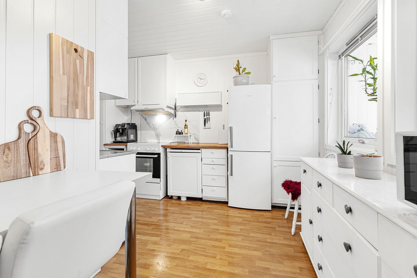 Rommet har vinylbelegg på gulv, mdf plater på vegger og i himling Galleribilde