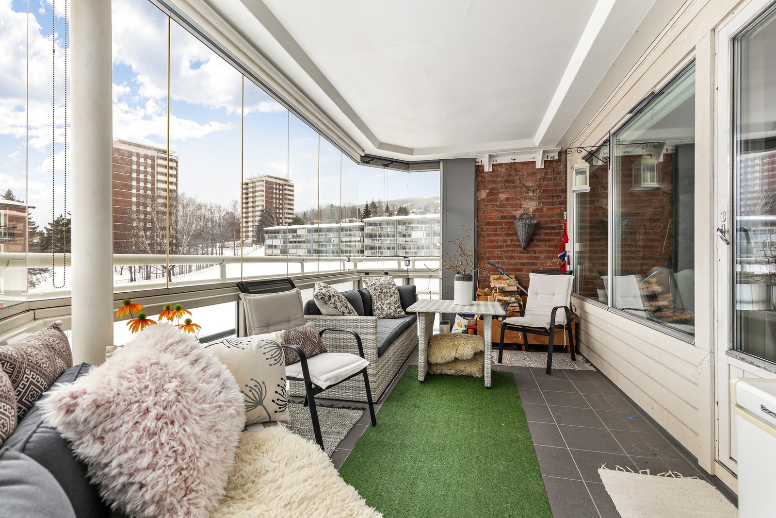 Fra stuen er det utgang til en vestvendt innglasset balkong på ca. 16 kvm Galleribilde