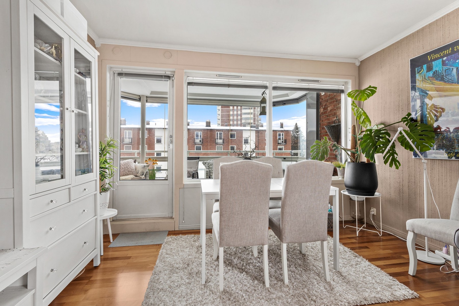 Det er fin plass til sofa og spisebord Galleribilde