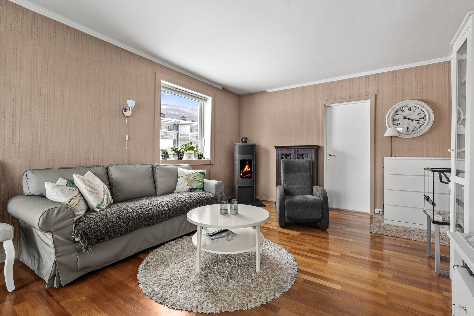 En praktisk peisovn er montert i det ene hjørnet, som gir både god varme og stemning Galleribilde