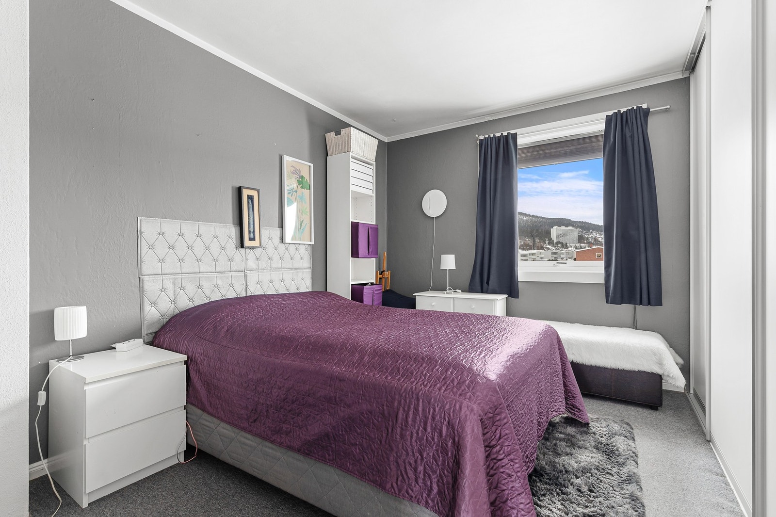 Leiligheten har to soverom som ligger vegg i vegg Galleribilde