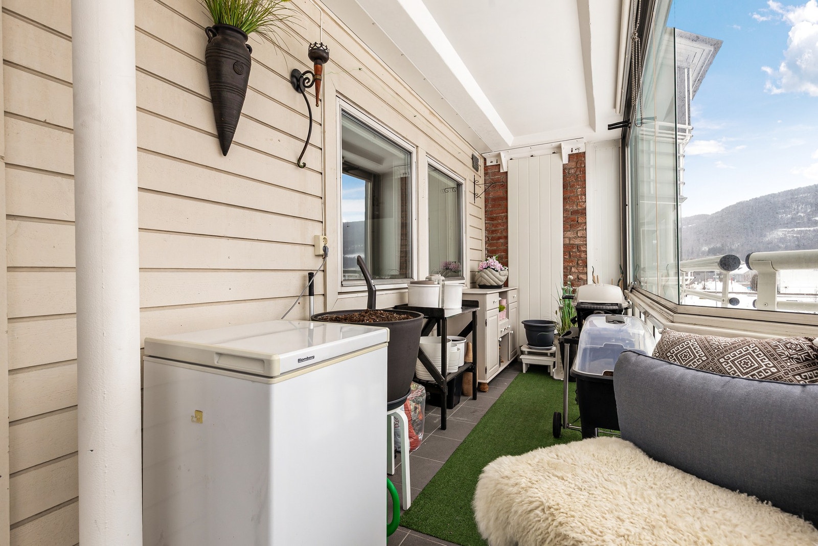 Balkongen er utstyrt med rullegardin/solskjerming og utvendig stikkontakt Galleribilde