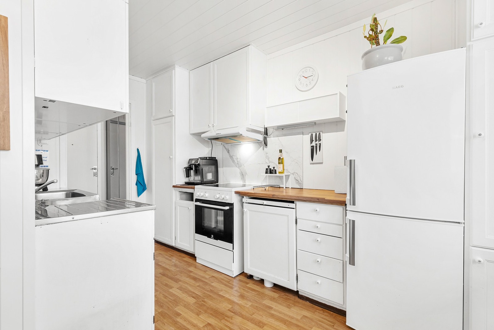 Deler av innredningen er av nyere dato, og det er installert vannstopper i kjøkkenbenk Galleribilde