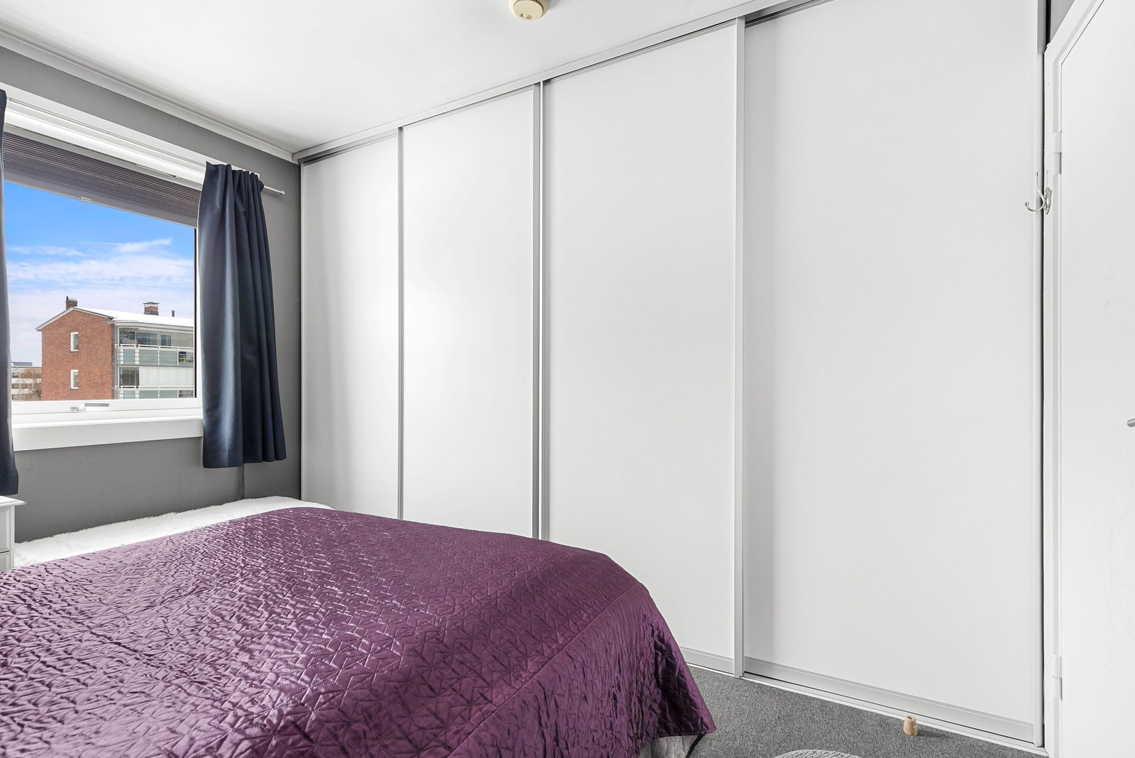 Hovedsoverommet har fin plass til dobbeltseng og nattbord, samt god oppbevaringsplass i stor skyvedørsgarderobe Galleribilde