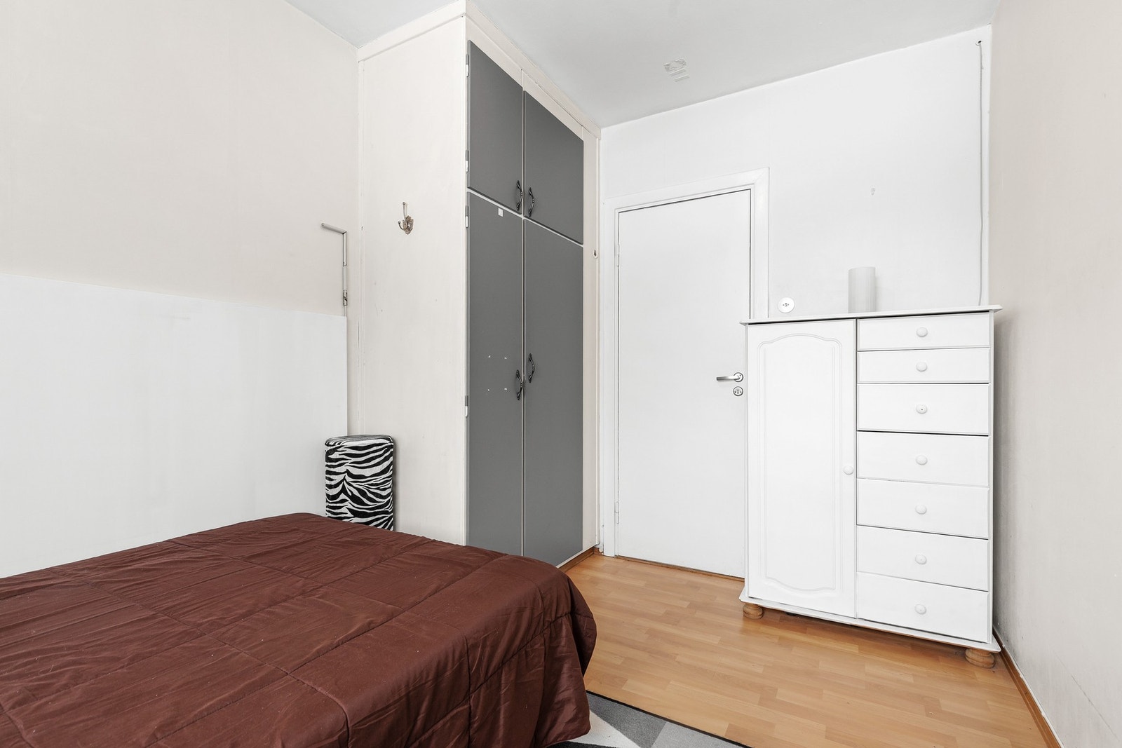 Soverom 2 er også av fin størrelse, og har parkett på gulv, malt tapet på vegger og malt betong i himling Galleribilde