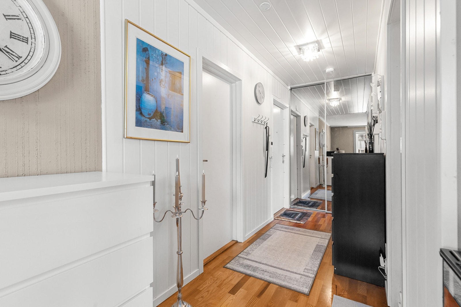 Entré med skyvedørsgarderobe for praktisk oppbevaring og callinganlegg på vegg ved inngangsdør Galleribilde