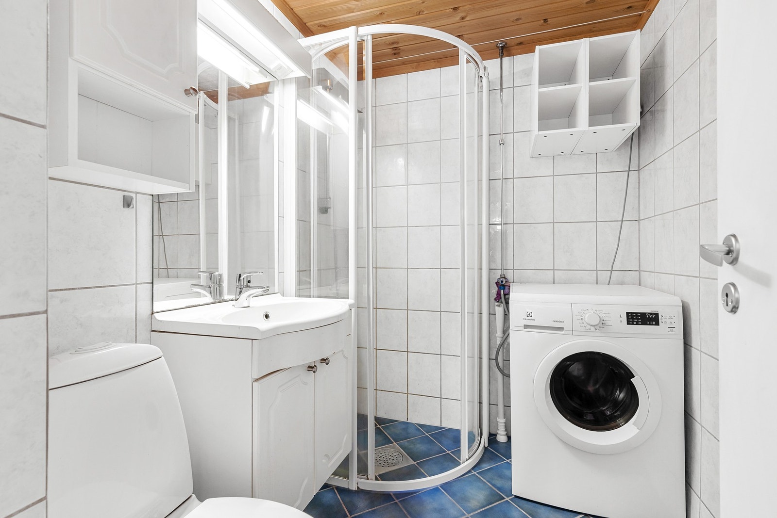 Helfliset bad med elektriske varmekabler i gulv og trepanel i himling Galleribilde