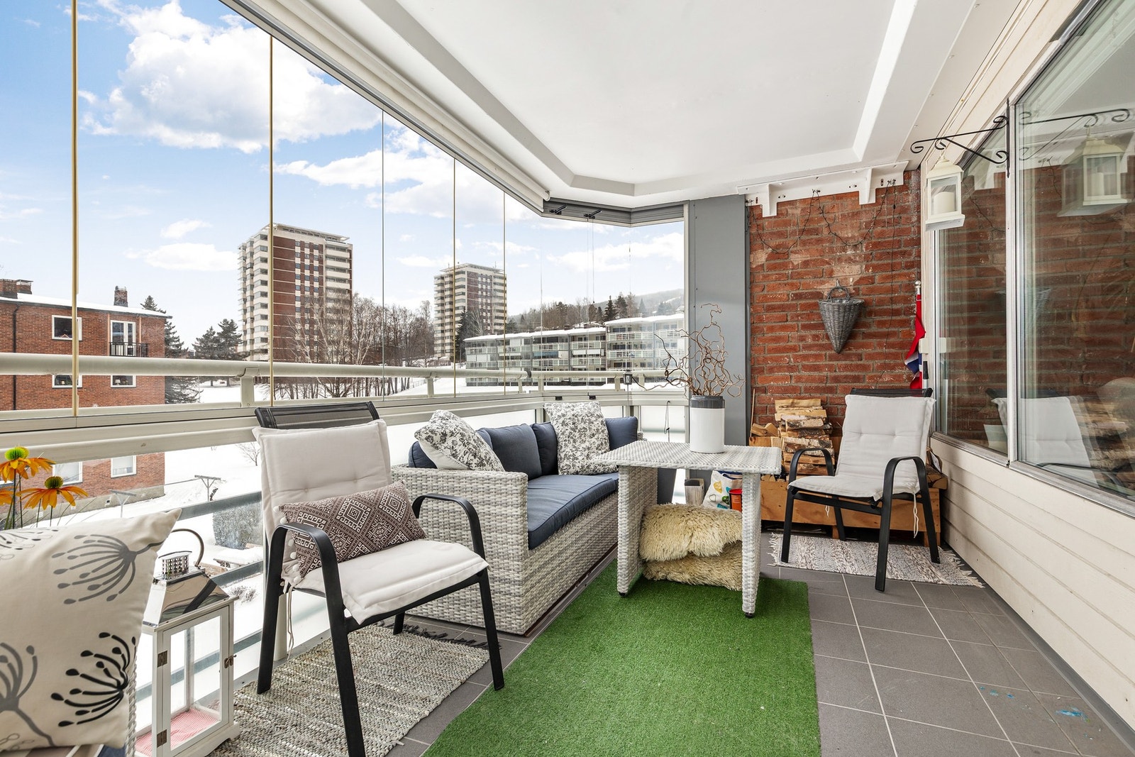 Balkongen fungerer som en naturlig forlengelse av stuen Galleribilde