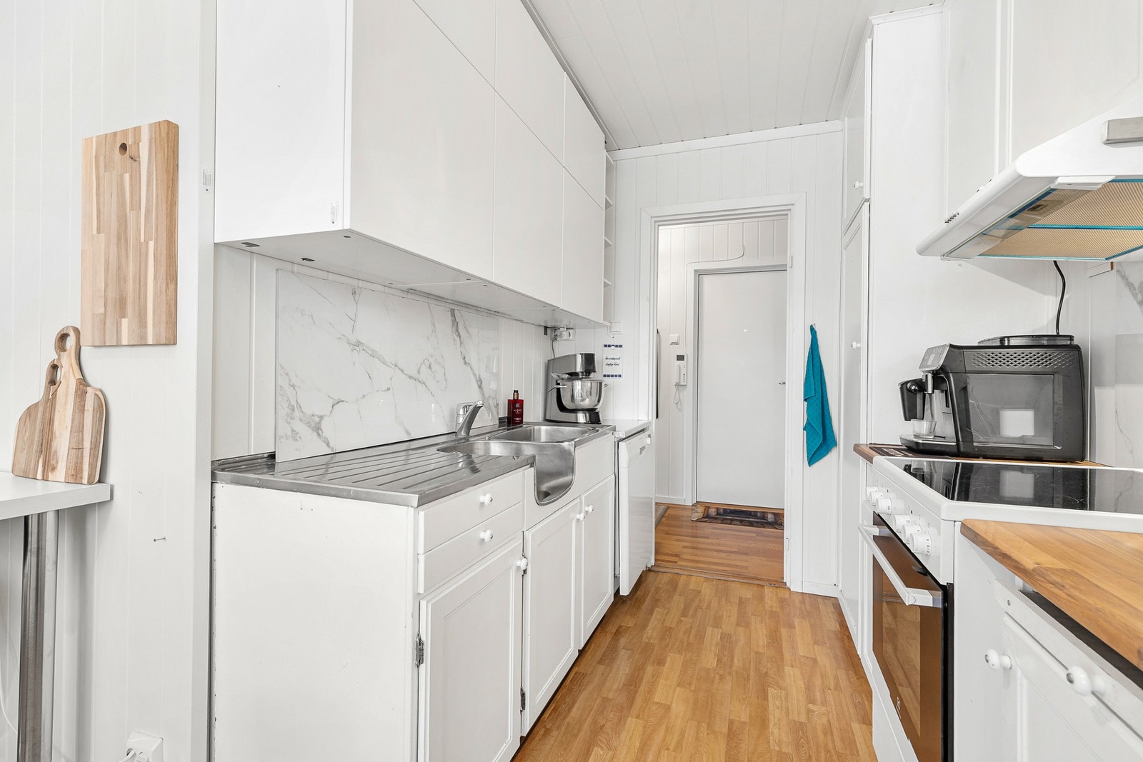 Videre er det avsatt plass til frittstående hvitevarer samt røropplegg til oppvaskmaskin og kjøkkenventilator med avtrekk ut via ventilasjonskanal Galleribilde