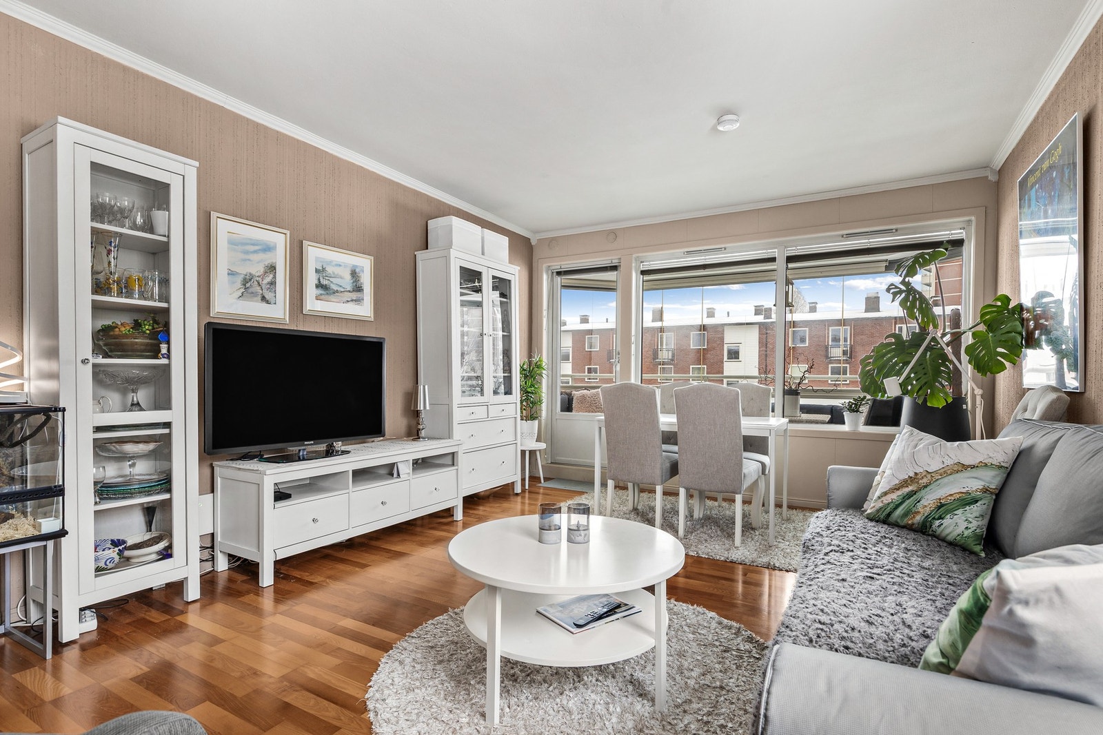 Rommet har vinylbelegg på gulvet og tapetserte vegger Galleribilde