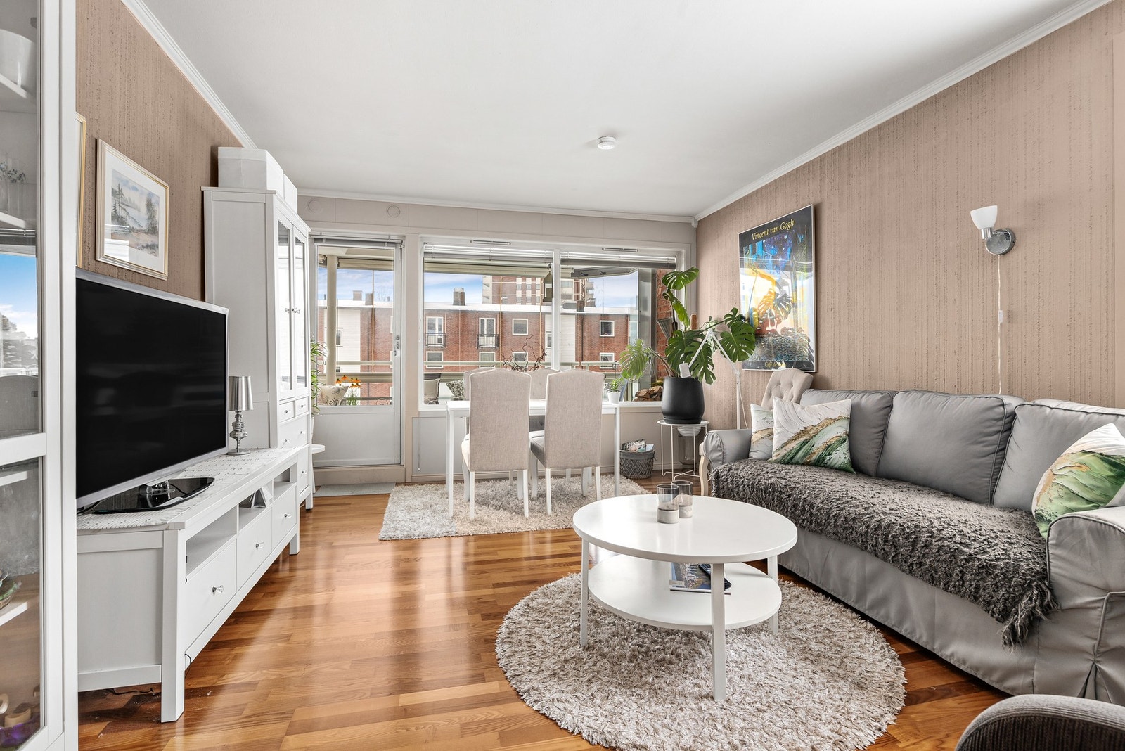 Stue med store vindusflater på to sider som gir rikelig med naturlig lys Galleribilde