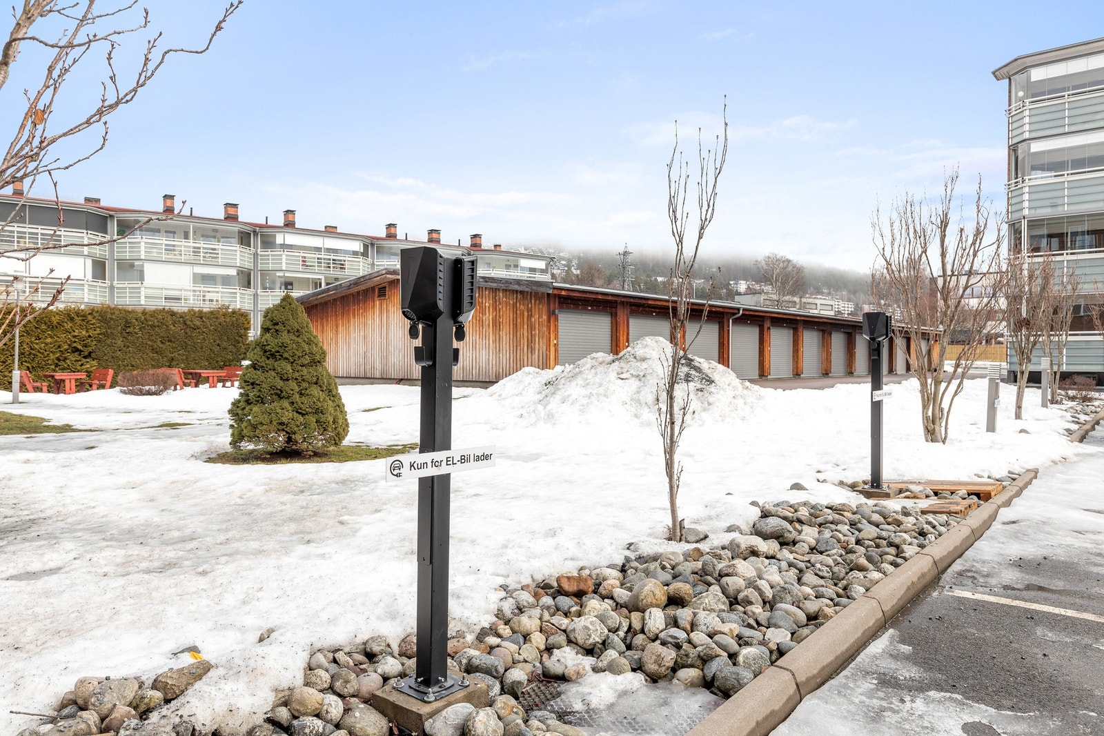 Det er opprettet 8 parkeringsplasser med El-bil lader (4 plasser ved blokk 200 og 4 plasser ved blokk 212) Galleribilde