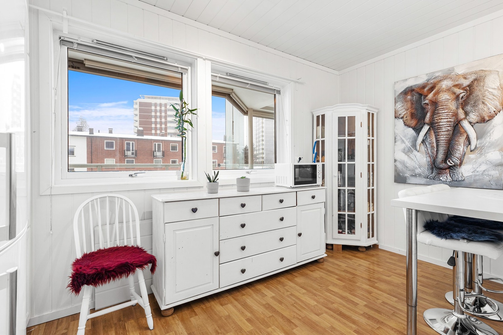 Det er også plass til spisebord på kjøkkenet Galleribilde