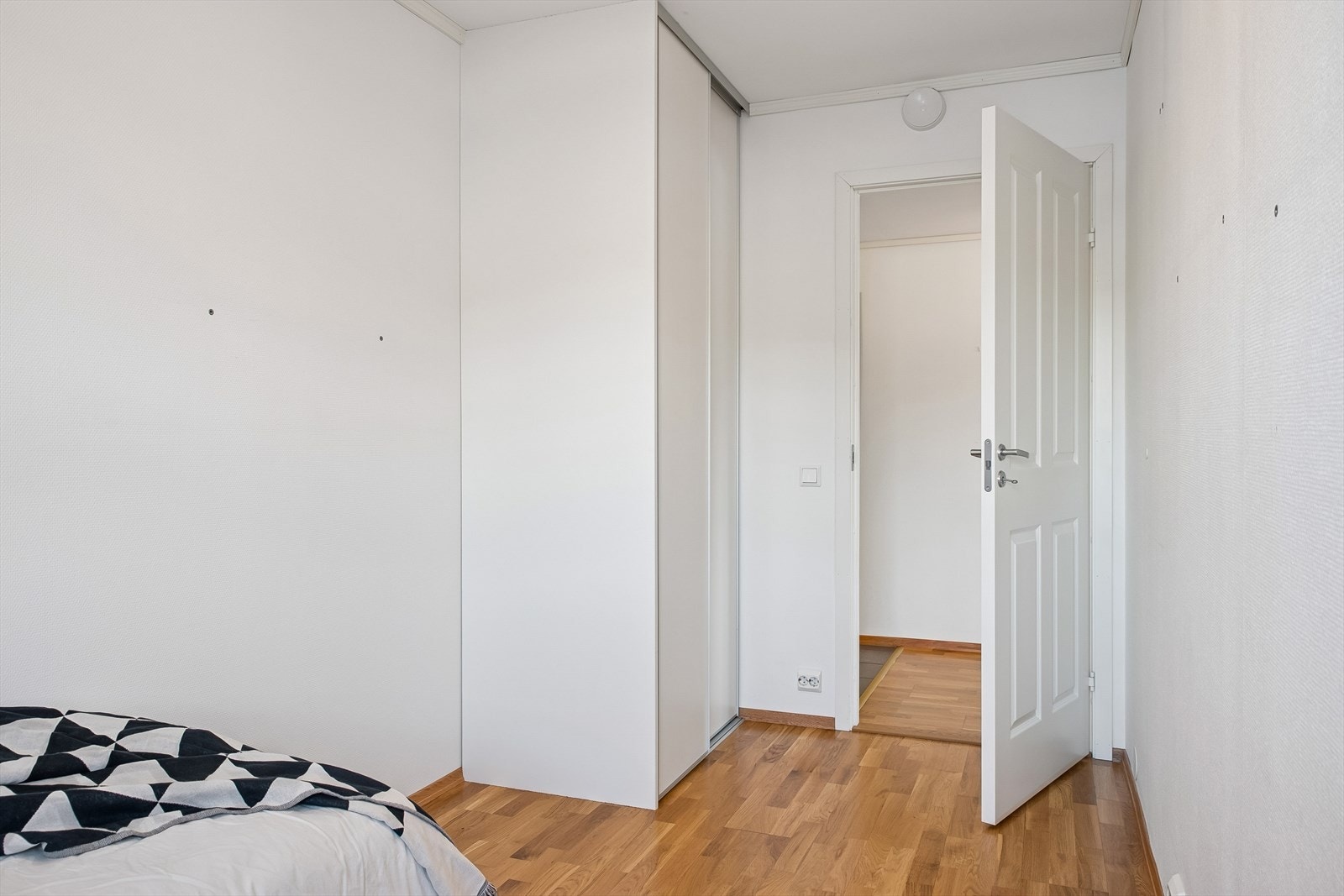 Soverom 2 av 3 ( 8,5 kvm) Skyvedørgarderobe Galleribilde