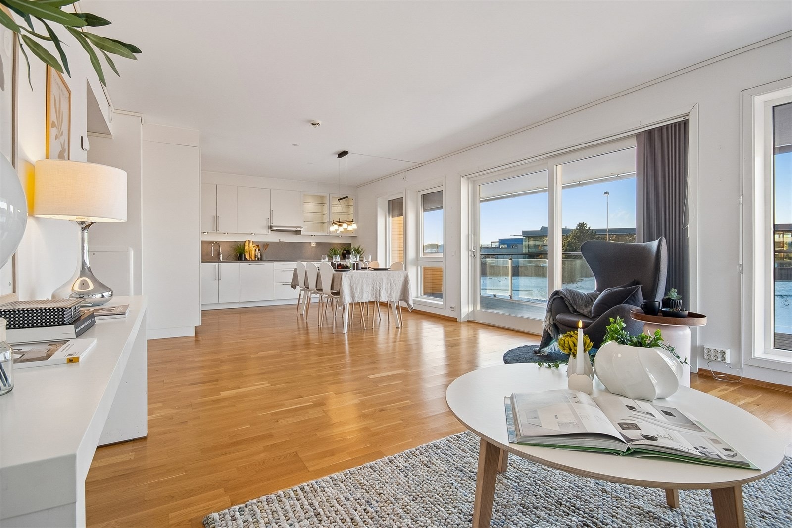 Leiligheten er på 89 kvm og har bla. 3 stk. soverom, romslig bad og eget vaskerom! Galleribilde