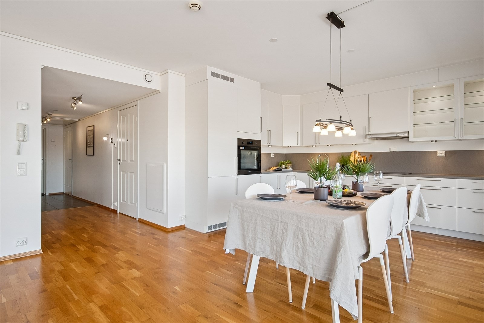 Kjøkken med god plass til stort spisebord Galleribilde