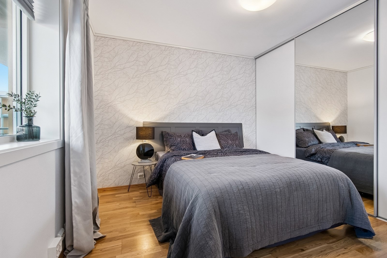 Soverom 1 av 3 ( 11 kvm) Stor skyvedørgarderobe Galleribilde