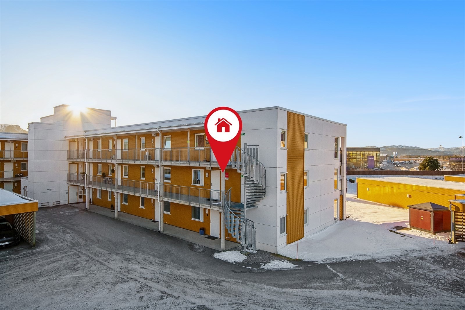 Asfaltert gårdsplass | Heis | Svalgang | Carport med utebod Galleribilde