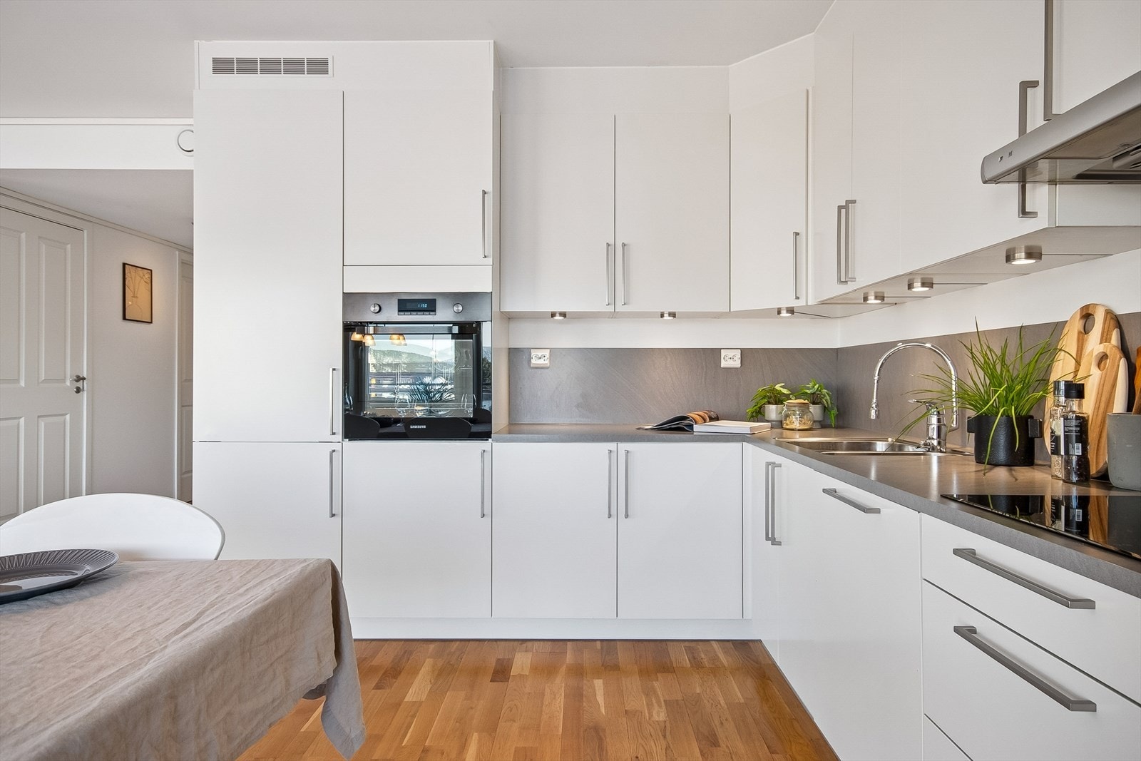 Romslig kjøkken. Leiligheten har oppvarming (gulv varme) og forbruk varmt vann inkl. i felleskostnadene. Galleribilde