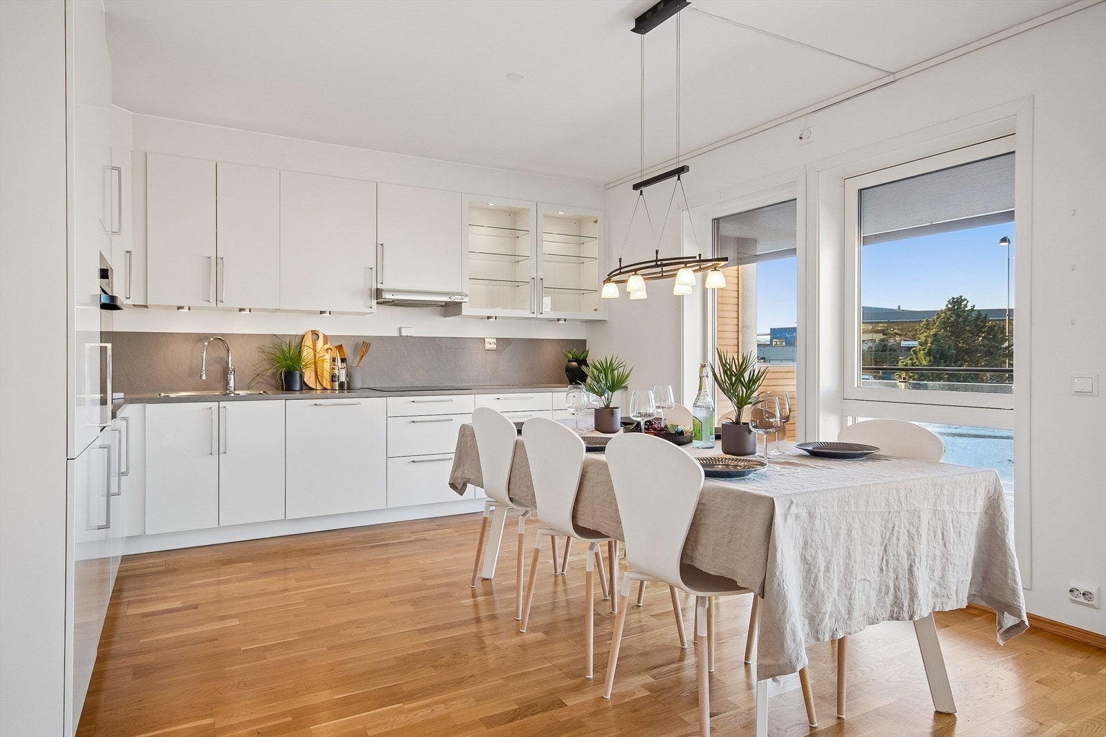 Kjøkken med spiseplass. Elektrisk solavskjerming på stue/kjøkken Galleribilde