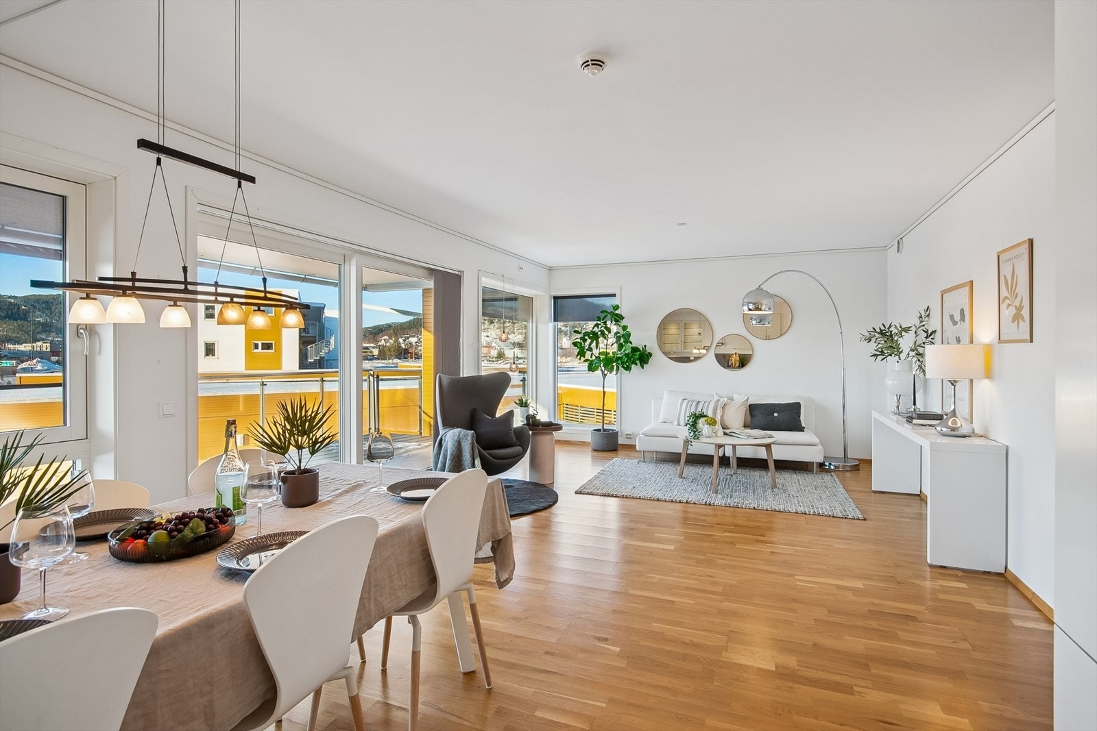 Velkommen inn! Stor åpen stue på 35 kvm Galleribilde