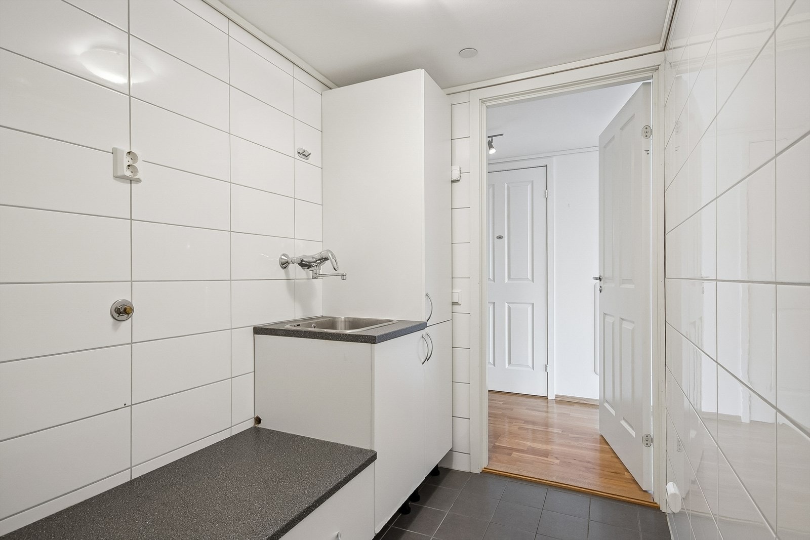 Eget vaskerom med skyvedør til bod/teknisk rom for ekstra lagerplass. Galleribilde