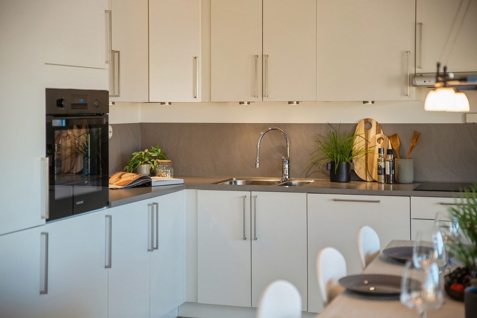 Noen kvaliteter: Attraktiv størrelse på 89 kvm, 3 stk. soverom, bad og eget vaskerom, stor takoverbygd terrasse, heis og carport. Galleribilde