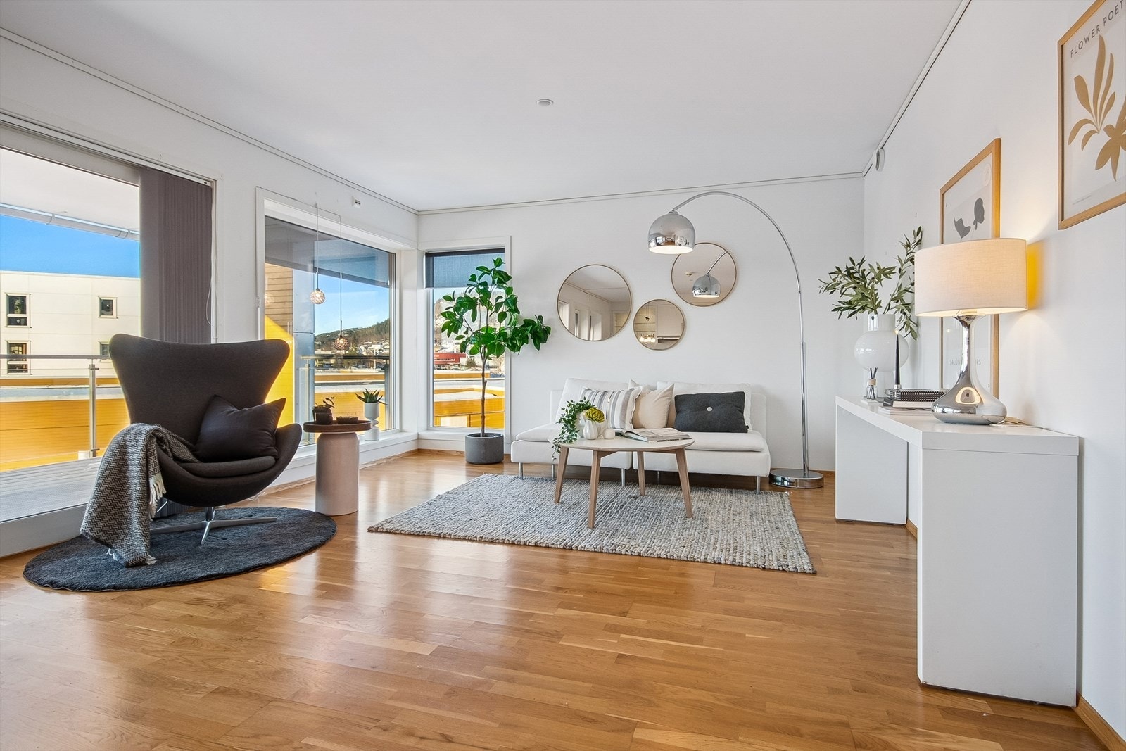 Åpen stue som er enkel å møblere. Store veggflater å møblere mot. Galleribilde