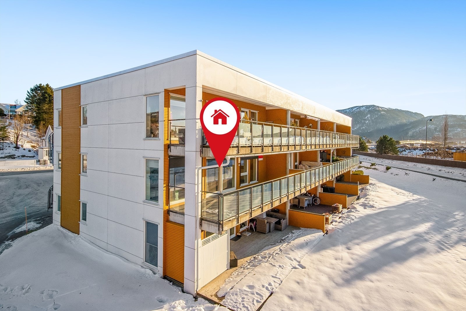 Attraktiv beliggende hjørneleilighet beliggende i 2. etg. med stor sør/vest vendt terrasse. Heis og carport. Galleribilde