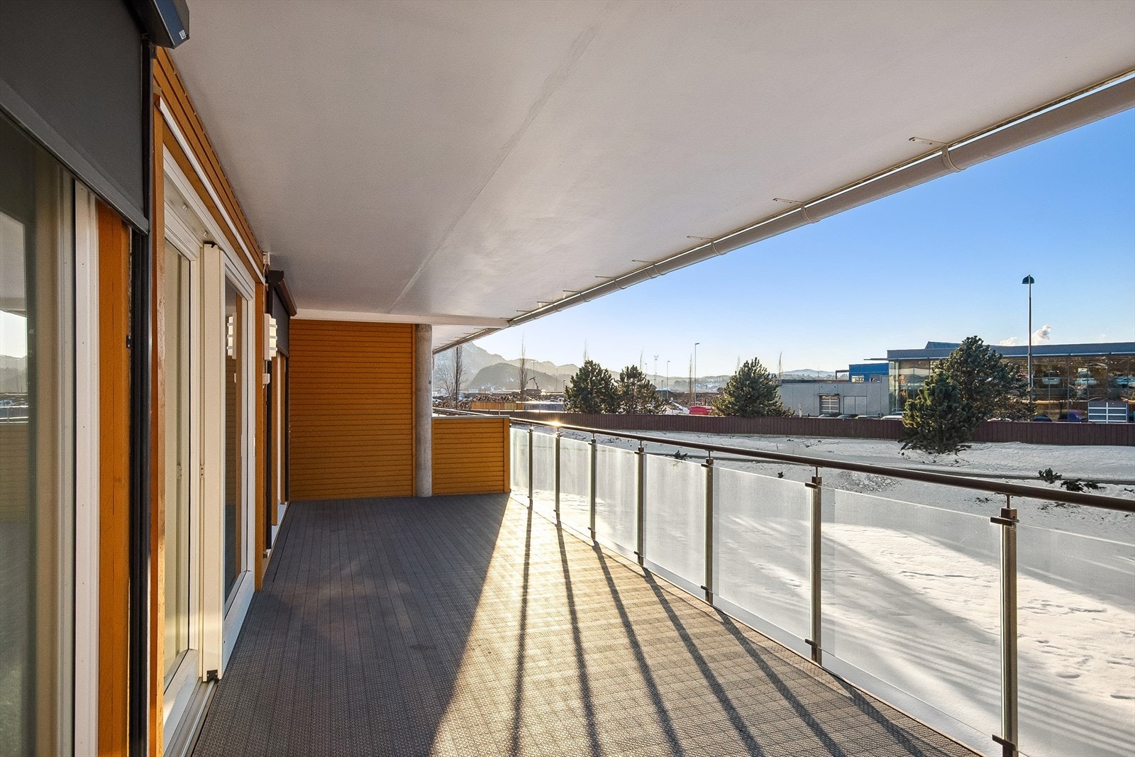 Takoverbygd terrasse på 24 kvm. Vinduene har elektrisk solavskjerming Galleribilde