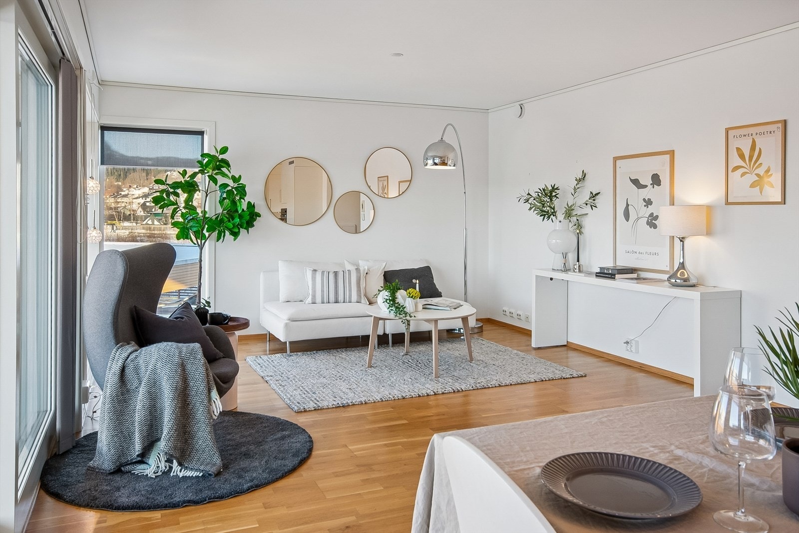 Stuen har elektrisk solavskjerming Galleribilde