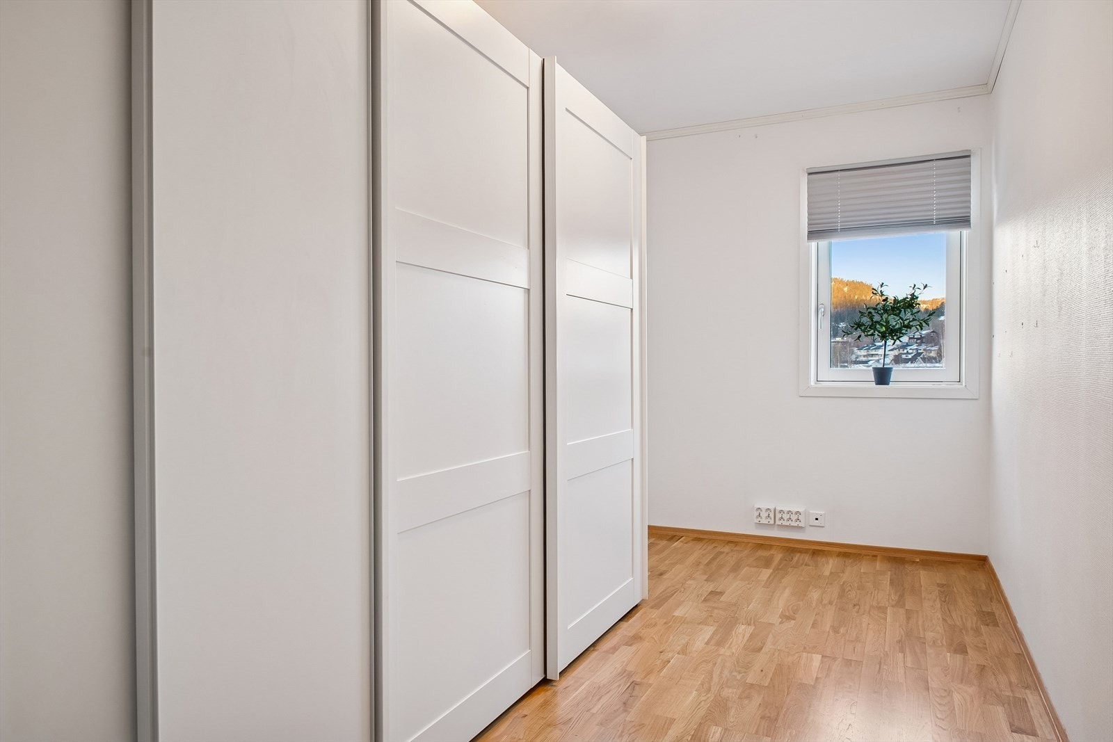 Soverom 3 - (8,5 kvm) benyttet til garderoberom og kontor Galleribilde