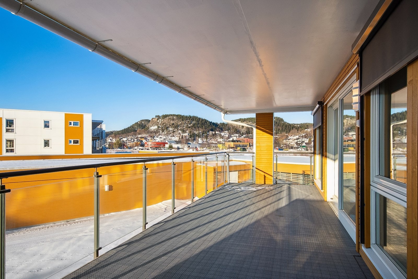 Stor takoverbygd sør/vest vendt terrasse på hele 24 kvm. Galleribilde