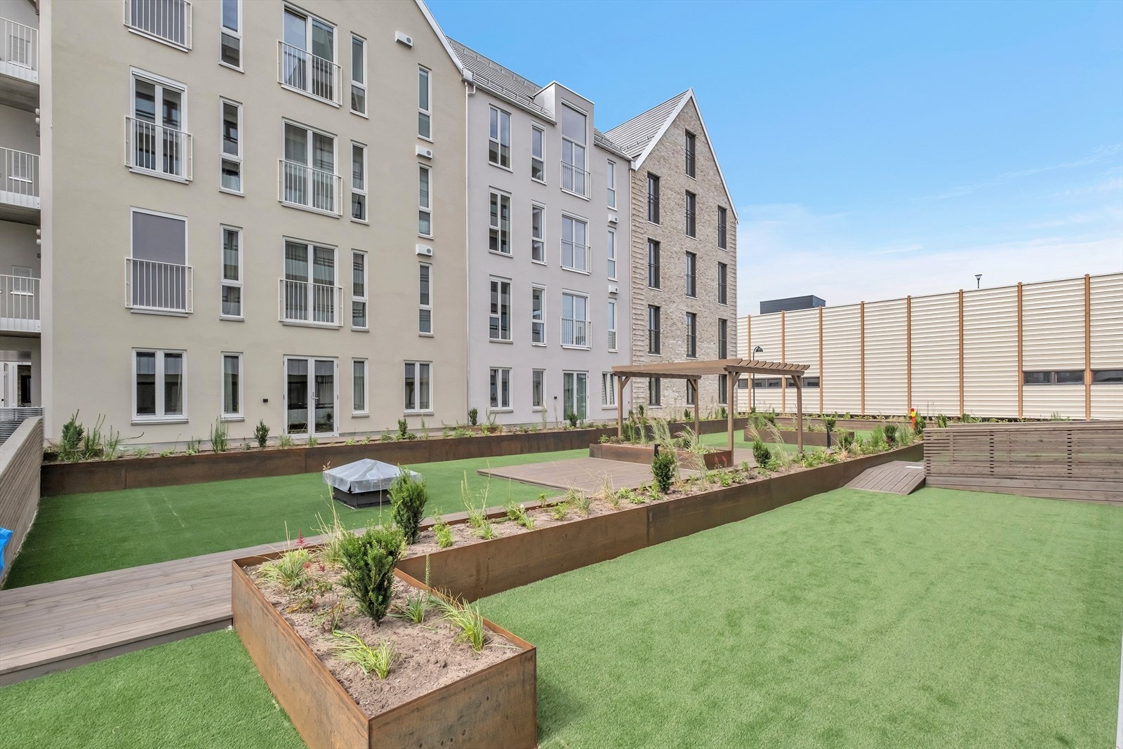 Utebilder sommer | Pent opparbeidet fellesareal. Galleribilde