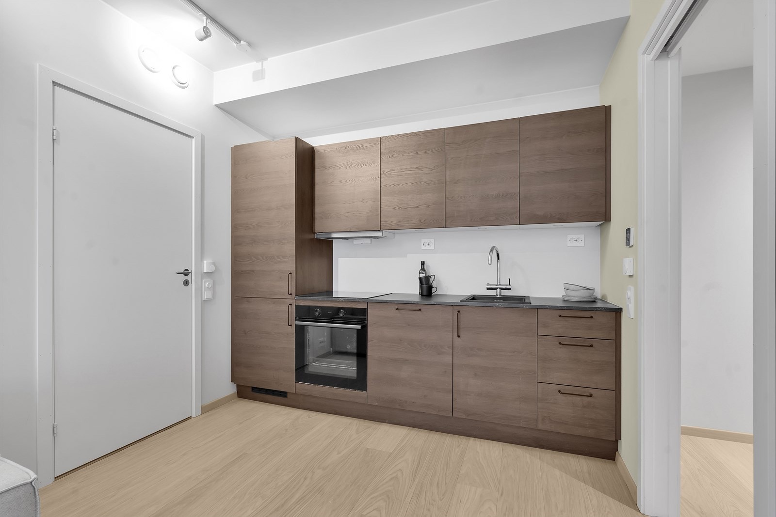 Kjøkken | Rikelig med skap og benkplass. Galleribilde