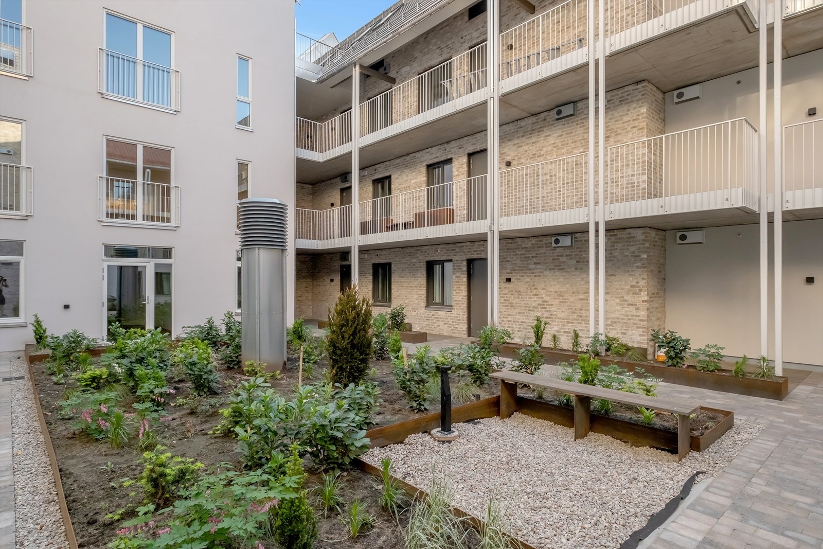 Utebilder sommer | Pent opparbeidet fellesareal. Galleribilde