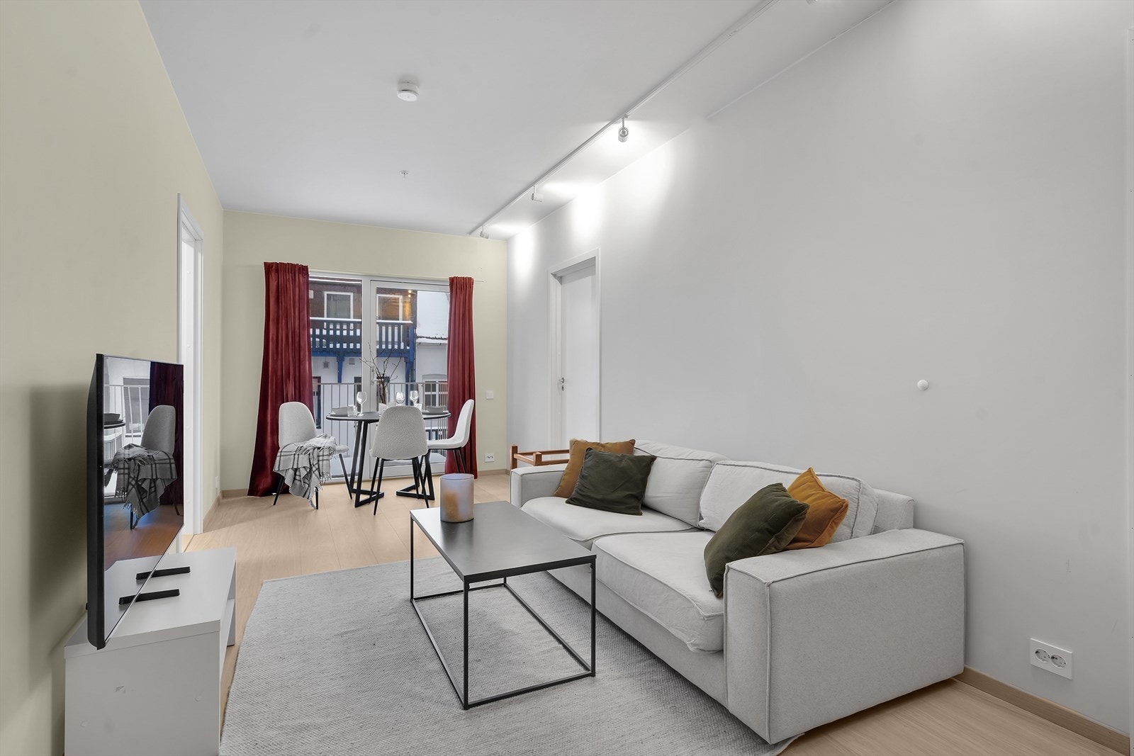 Stue | Generøs takhøyde og store vindusflater sørger for en god romfølelse, samt rikelig med naturlig lysinnslipp. Galleribilde