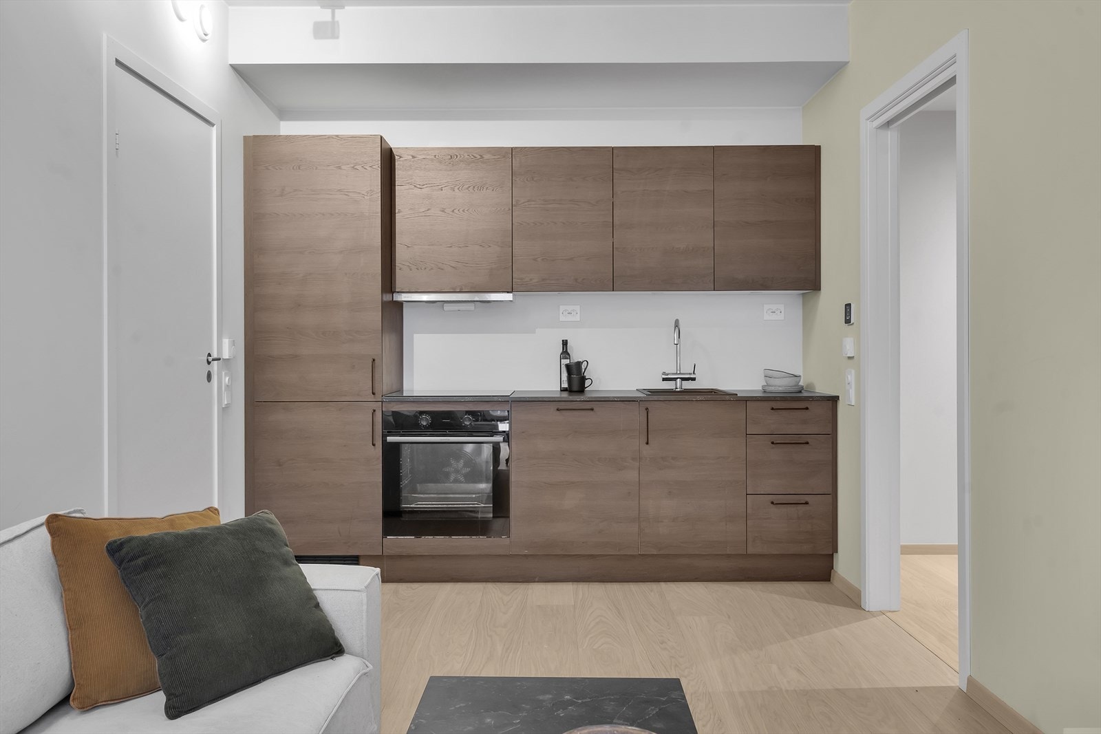 Stue | Åpen kjøkkenløsning | Integrerte hvitevarer på kjøkkenet. Galleribilde