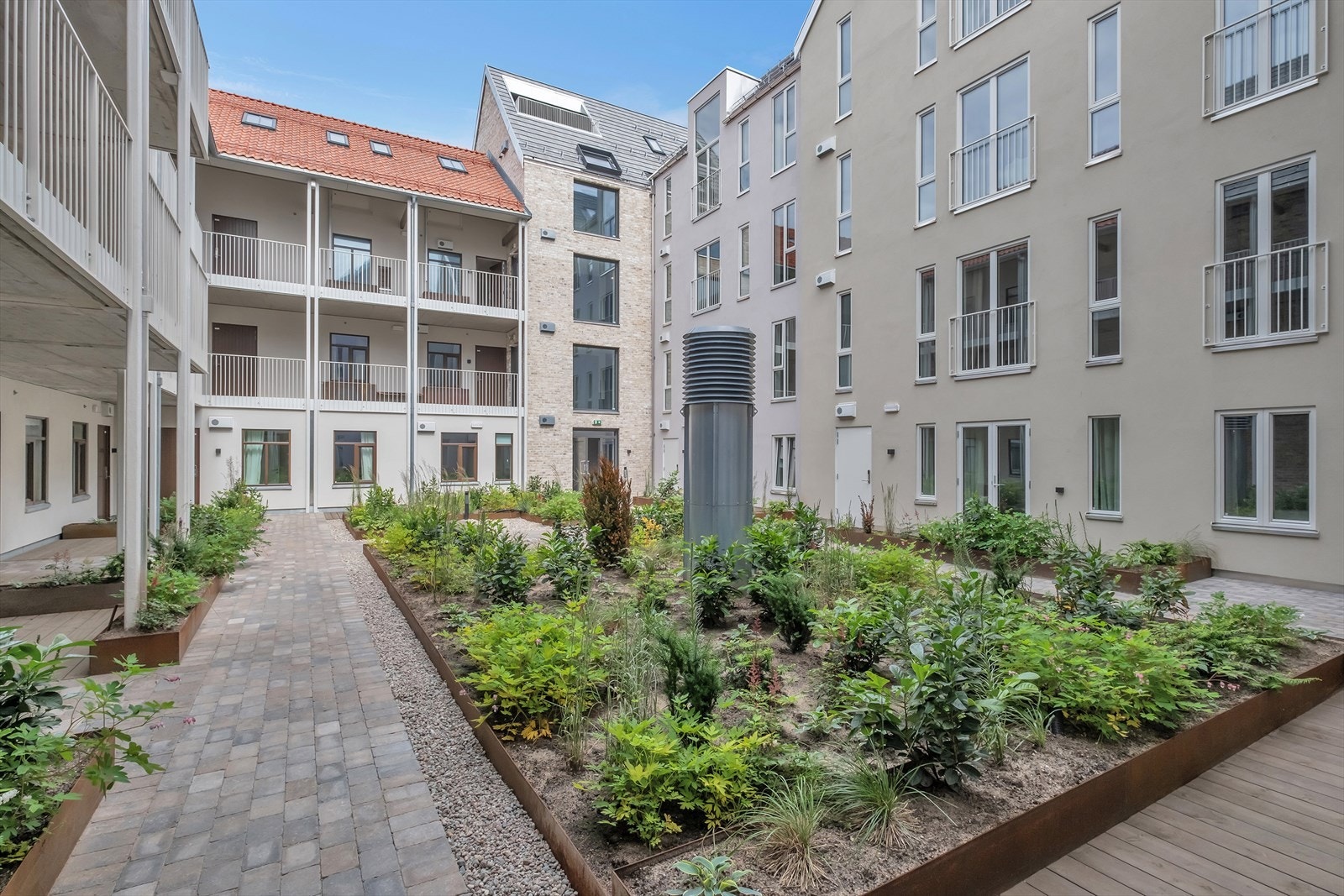 Utebilder sommer | Pent opparbeidet fellesareal. Galleribilde