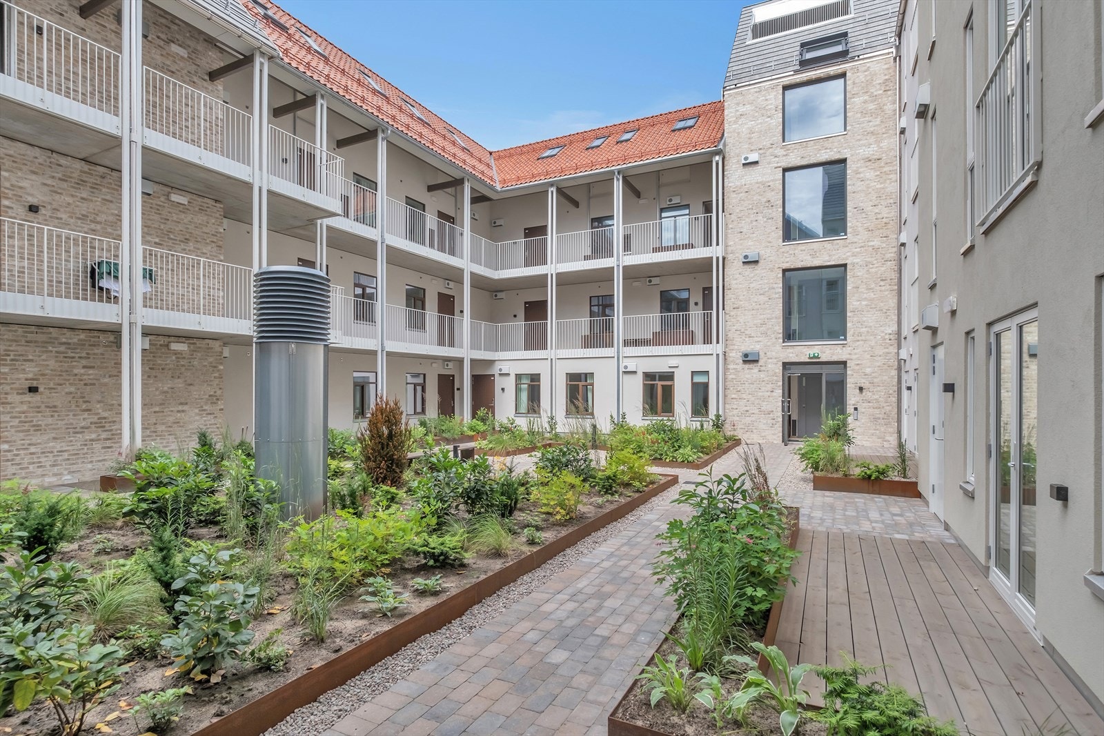 Utebilder sommer | Pent opparbeidet fellesareal. Galleribilde